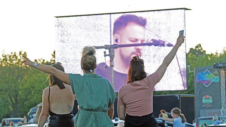 Gute Stimmung beim Autokino-Konzert mit MoTrip. Dem Ordnungsamt gefiel der Anblick mit vielen Leuten auf ihren Autodächern während der Pandemie allerdings nicht.  Foto: S: Steffen Krapf