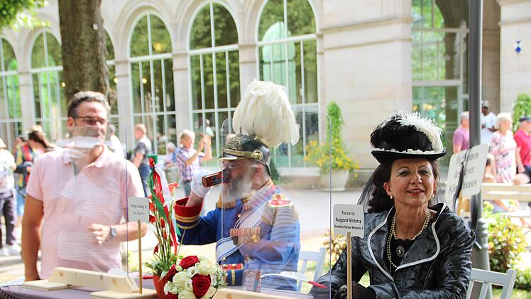 König Ludwig III. von Bayern (Ludwig Büchner) bei der Autogrammstunde im Kurgarten.