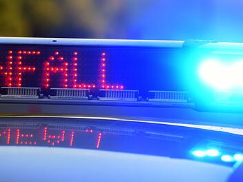 Unfall auf A7 bei Uffenheim: Fahrer in Auto eingeklemmt