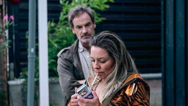 Peter Faber (Jörg Hartmann) spricht mit Fanny Bellmes (Karolina Lodyga), einer guten Freundin von Meike Gebken. Was sie mehr als sie sagt?