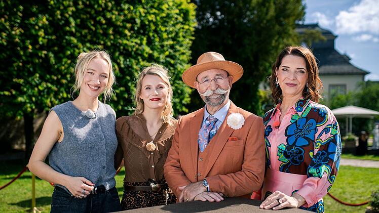 Linn Sch&uuml;tze (von links), Horst Lichter, Leonie Bartsch und Wendela Horz sind Teil der XXL-Ausgabe "Bares f&uuml;r Rares", die im Schlosspark von Schloss Ehreshoven gedreht wurde.