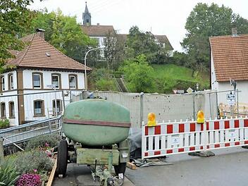 Zurzeit ist die Brücke an der KC 13 über den Leßbach in Hummendorf wegen Bauarbeiten für den Kraftfahrzeug-Verkehr total gesperrt. Für die Fußgänger gibt es eine Behelfsbrücke.  Foto: Karl-Heinz Hofmann