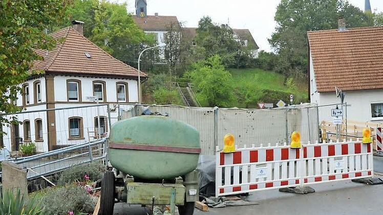 Zurzeit ist die Brücke an der KC 13 über den Leßbach in Hummendorf wegen Bauarbeiten für den Kraftfahrzeug-Verkehr total gesperrt. Für die Fußgänger gibt es eine Behelfsbrücke.  Foto: Karl-Heinz Hofmann