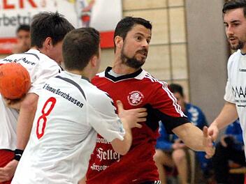 Thomas Josnik (rotes Trikot) war mit sechs Treffern hinter Michael Hettchen erfolgreichster TSH-Schütze. Fotos: herzopress