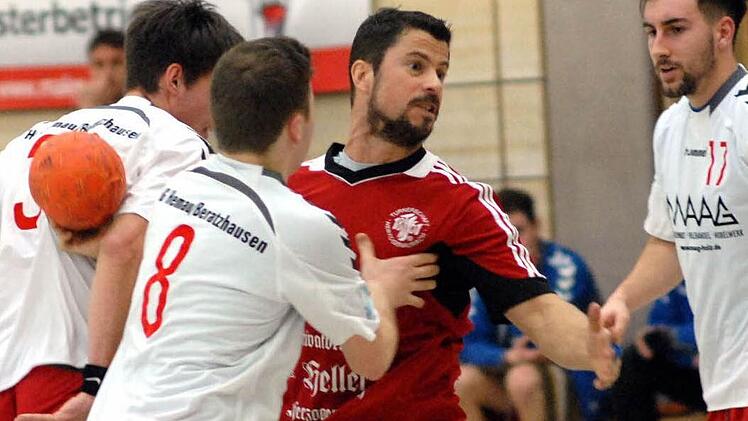 Thomas Josnik (rotes Trikot) war mit sechs Treffern hinter Michael Hettchen erfolgreichster TSH-Schütze. Fotos: herzopress