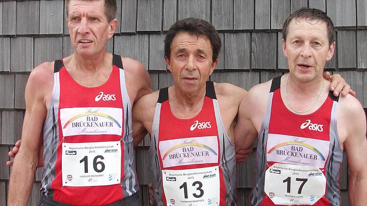 Nach dem Gewinn der Deutschen Meisterschaft holt sich das Trio (von links) Reinhart Vogler, Manfred Dormann und Hans Wagner auch den Bayerischen Titel.  Foto: Enders,