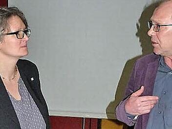 Anna-Maria Seemann zeigte die Chancen der Ganztagsschule auf. Rektor Mathias Liebig bedauert, dass der Ganztagsunterricht für das kommende Schuljahr wohl nicht erhalten werden kann.  Foto: Werner Reißaus