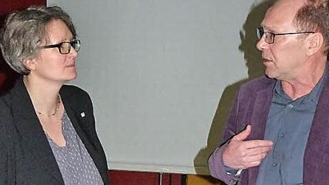 Anna-Maria Seemann zeigte die Chancen der Ganztagsschule auf. Rektor Mathias Liebig bedauert, dass der Ganztagsunterricht für das kommende Schuljahr wohl nicht erhalten werden kann.  Foto: Werner Reißaus