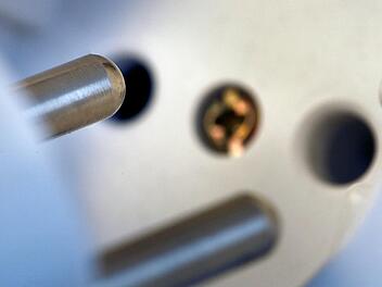 Stromschläge durch manipulierte Steckdosen im Zug Strom, Stromkosten, Sparen, Energiekosten