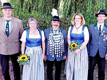 Michael Staar (Mitte) ist neuer Regent, als 1. Ritter stehen ihm Wolfgang Bergmann (links) und als 2. Ritter Mathias Beetz (rechts) zur Seite. Mit im Bild die Schützenlieseln Elisabeth Müller (l.) und Claudia Beetz