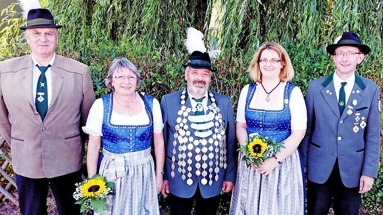 Michael Staar (Mitte) ist neuer Regent, als 1. Ritter stehen ihm Wolfgang Bergmann (links) und als 2. Ritter Mathias Beetz (rechts) zur Seite. Mit im Bild die Schützenlieseln Elisabeth Müller (l.) und Claudia Beetz
