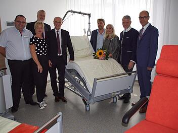 Gesundheitsministerin Melanie Huml (Dritte von rechts) kam nach Haßfurt zur Einweihung des umgebauten Bettenhauses, mit der auch das 60-jährige Bestehen des Kreiskrankenhauses gefeiert wurde. Mit dem Vizepräsidenten der Regierung von Unterfranken, Jürgen Lange (von rechts), MdL Steffen Vogel, Pflegedienstleiter Michael Weiß-Gehring, Landrat Wilhelm Schneider, Vorstand Stephan Kolck und der Personalratsvorsitzenden Katrin Neidel besichtigte sie einige Räume.Sabine Weinbeer