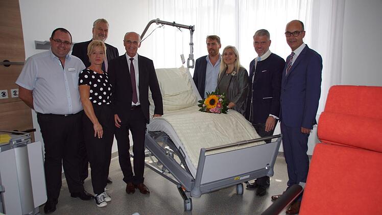 Gesundheitsministerin Melanie Huml (Dritte von rechts) kam nach Haßfurt zur Einweihung des umgebauten Bettenhauses, mit der auch das 60-jährige Bestehen des Kreiskrankenhauses gefeiert wurde. Mit dem Vizepräsidenten der Regierung von Unterfranken, Jürgen Lange (von rechts), MdL Steffen Vogel, Pflegedienstleiter Michael Weiß-Gehring, Landrat Wilhelm Schneider, Vorstand Stephan Kolck und der Personalratsvorsitzenden Katrin Neidel besichtigte sie einige Räume.Sabine Weinbeer