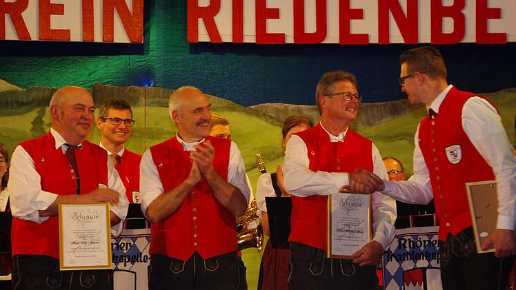 Zu  hochverdienten Ehrenmitgliedern wurden (von links) Otto Fischer, Norbert Hergenröder und Herbert Belz ernannt. Florian Leimbach gratuliert. Foto: Evelyn Schneider