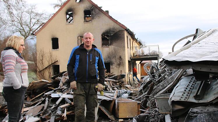 Der Bauernhof liegt in Schutt und Asche. Auch das Wohnhaus von Petra und Harald Groppweiß ist ausgebrannt (im Hintergrund) und muss abgerissen werden.  Fotos: Alexander Hartmann