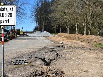 Am Rande des Parkplatzes an der Bundesstra&szlig;e 85 verl&auml;uft der neue Radweg.  Uschi Prawitz