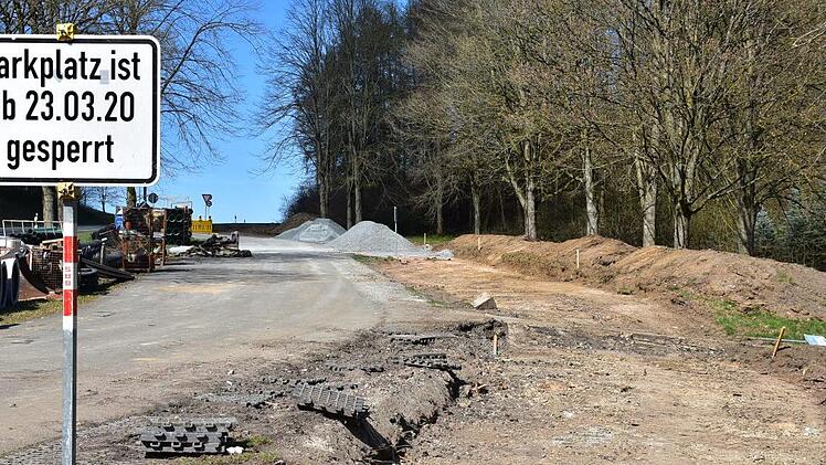 Am Rande des Parkplatzes an der Bundesstra&szlig;e 85 verl&auml;uft der neue Radweg.  Uschi Prawitz