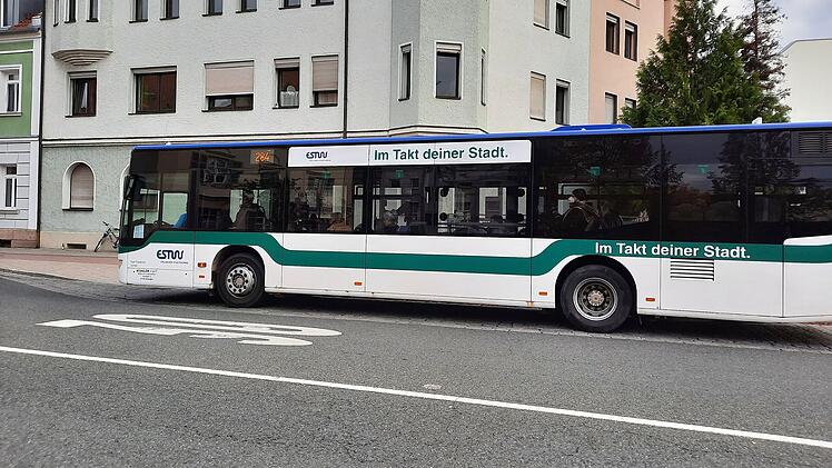 Erlangen: N&auml;gelsbachstra&szlig;e bleibt gesperrt - Regionalbusse fahren Ersatzhaltestelle an