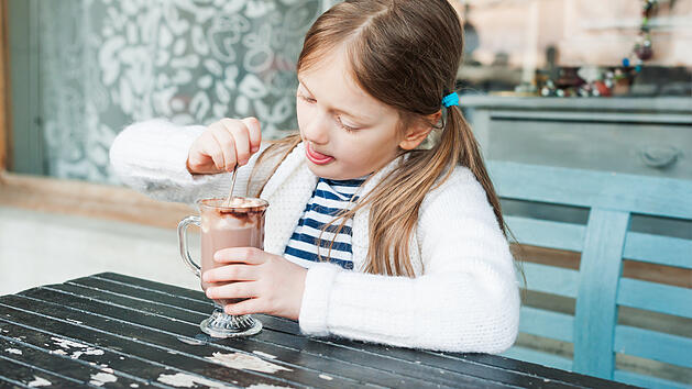 M&auml;dchen trinkt Kakao