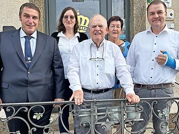 Bürgermeister Jochen Weber (l.) gratuliert Dr. Roland May (3. v. l.) im Kreise seiner Familie zu seinem 80. Geburtstag.