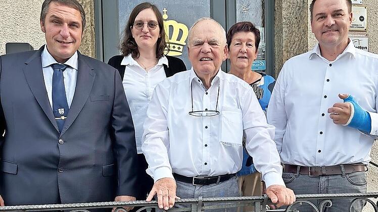 Bürgermeister Jochen Weber (l.) gratuliert Dr. Roland May (3. v. l.) im Kreise seiner Familie zu seinem 80. Geburtstag.