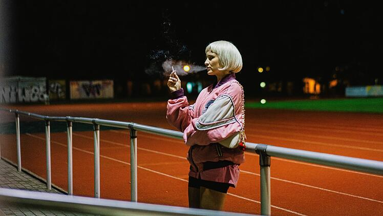 Daniela (Lulu Hacke) steckt tief im Sumpf.