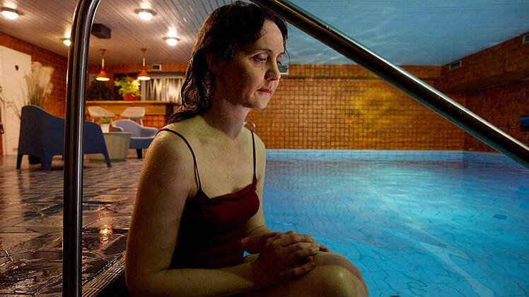 Christine (Anne Roemeth), die sich daheim alleine um drei Kinder k&uuml;mmern muss und bisher alles abgebrochen hat, was sie f&uuml;r sich selber geplant hatte, will sich im Pool des Kurhotels "freischwimmen".