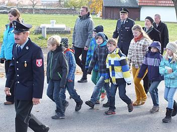 Die Kinderfeuerwehr beim Festzug zur Kirche  Foto: Björn Hein