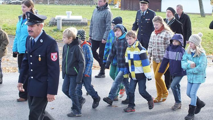 Die Kinderfeuerwehr beim Festzug zur Kirche  Foto: Björn Hein