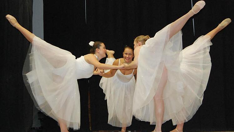 Den klassischen Walzer tanzten vier Mitglieder der Ballettschule Goraus.