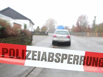 Ein Absperrband vor dem Haus, in dem der 66-Jährige tot aufgefunden wurde. Foto: Herse, News5