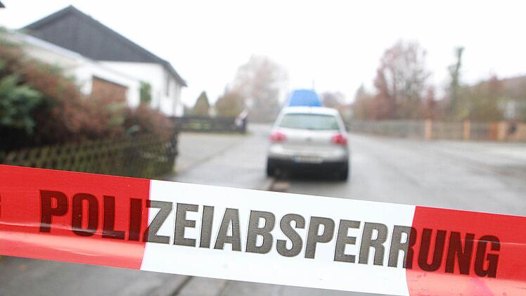 Ein Absperrband vor dem Haus, in dem der 66-Jährige tot aufgefunden wurde. Foto: Herse, News5