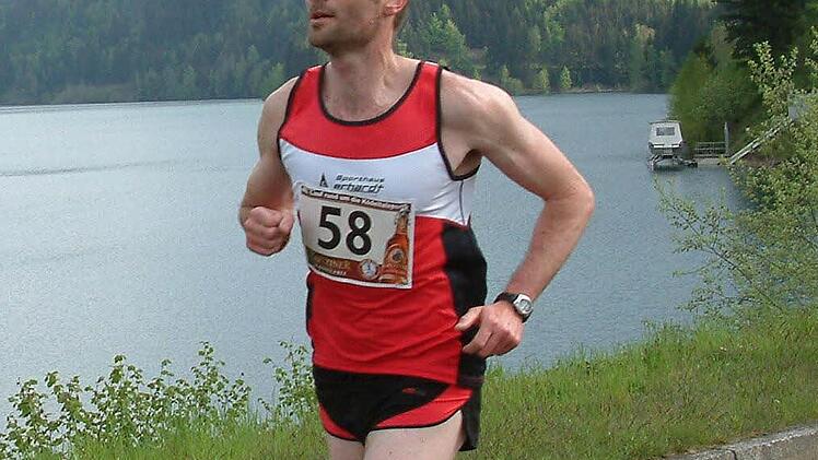 Lokalmatador Heiko Kuhnlein vom SV Steinwiesen siegte auf der acht Kilometer langen Kurzstrecke in 31:42 Minuten. Foto: Hans Franz