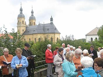 Die Herzogenauracher Katholiken pilgerten den Kreuzweg hinter der Basilika hinauf. Foto: Manfred Welker