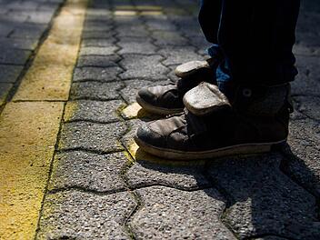 In Hof ist am Montag ein elf Jahre alter Junge von einem Mercedes angefahren und am Fu&szlig; verletzt worden. Die Polizei ermittelt wegen Unfallflucht und bittet um Hinweise. Symbolfoto: dpa