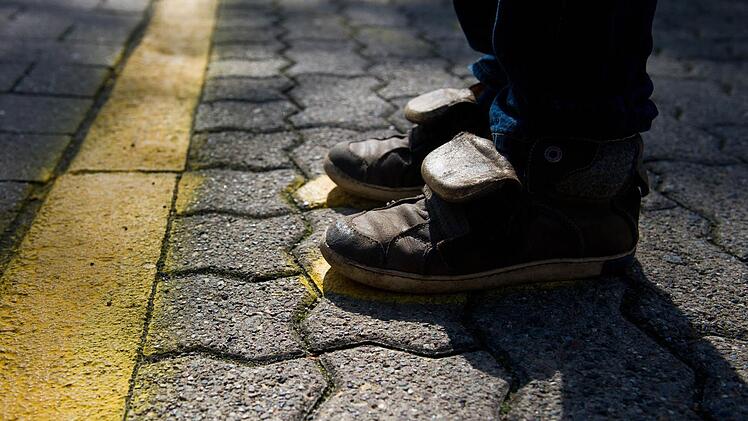 In Hof ist am Montag ein elf Jahre alter Junge von einem Mercedes angefahren und am Fu&szlig; verletzt worden. Die Polizei ermittelt wegen Unfallflucht und bittet um Hinweise. Symbolfoto: dpa