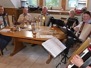 Auch sieben Musikanten hatten sich im Sportheim des FC Hohenberg eingefunden und spielten zur Freude der Sängerschar auf. Foto: Klaus-Peter Wulf