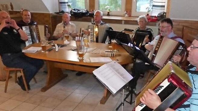 Auch sieben Musikanten hatten sich im Sportheim des FC Hohenberg eingefunden und spielten zur Freude der Sängerschar auf. Foto: Klaus-Peter Wulf