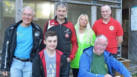 Sie hatten alles im Griff und sorgten für einen reibungslosen Ablauf beim Wechsel der insgesamt rund 460 Läufer, die von der 2. zur 3. Etappe wechselten (von links stehend): Peter Dressel, Stefan Wick, Sandra Ebertsch und ein Bergwachtler aus Lauscha. Sitzend von links: Jonas Schmidt und Falk Wick.