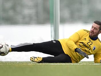 Christian Bergmann stand für Jahn Forchheim in der Hinrunde öfter im Tor als sein junger Kollege Tino Stahl. Wie es nach der Saison für ihn weitergeht, ist noch offen. Foto: Sportfoto Zink