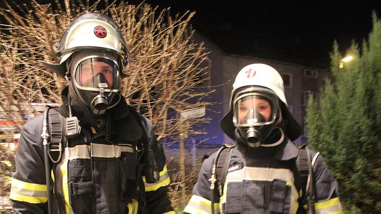 Feuerwehrmänner  beim  Löschangriff.  Foto: Sonny Adam
