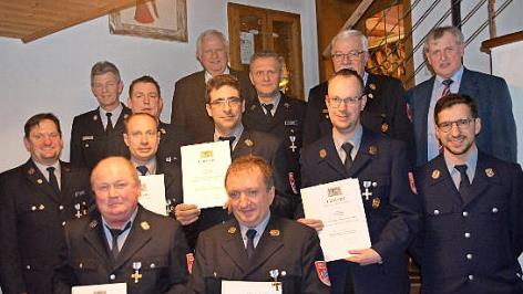 Die geehrten Kameraden zeigen stolz ihre Urkunden. Foto: p