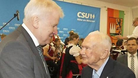 Besonders herzlich begrüßte Seehofer den ehemaligen Finanzstaatssekretär Albert Meyer, der mit seinen 93 Jahren als Urgestein der CSU gilt.
