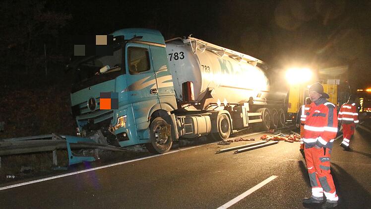 Tanklaster verkeilt sich - Spektakul&auml;re Bergung auf der B289 bei Gro&szlig;heirath