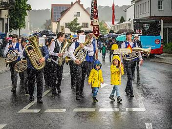 Strullendorf: Großes Feuerwehr-Jubiläum in Bilderstrecke - Zug bei strömendem Regen