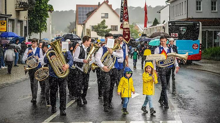 Strullendorf: Großes Feuerwehr-Jubiläum in Bilderstrecke - Zug bei strömendem Regen