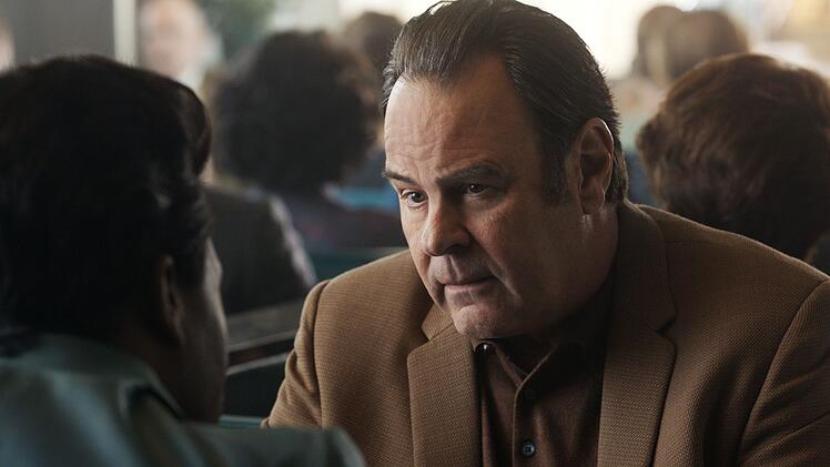 Dan Aykroyd begeisterte nicht nur in zahlreichen Komödien-Hits, sondern immer wieder auch als Charakterdarsteller, etwa als James Browns Manager Ben Bart im Biopic "Get On Up" (Bild, 2014).