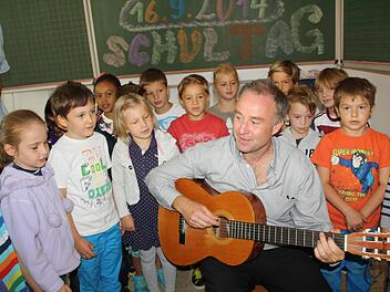 Immer mit einer Portion Humor und einem Lied in Reserve begegnet Bernd Czelustek den Schülern. Gestern sang der frischgebackene Leiter der Henneberg-Schule das Lied vom Mops mit den Abc-Schützen in der 1a. Foto: Ralf Ruppert