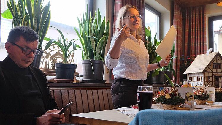 Ortsprecherin Elisabeth Assmann stellte sich den Fragen der Bürger. Foto: Gerd Schaar