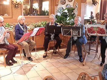 Das Flötenensemble "Andantino" bereichert seit vielen Jahren die Adventsfeier des Ortsverbandes Bad Brückenau der Senioren-Union mit seinen musikalischen Darbietungen. Foto: Rolf Pralle